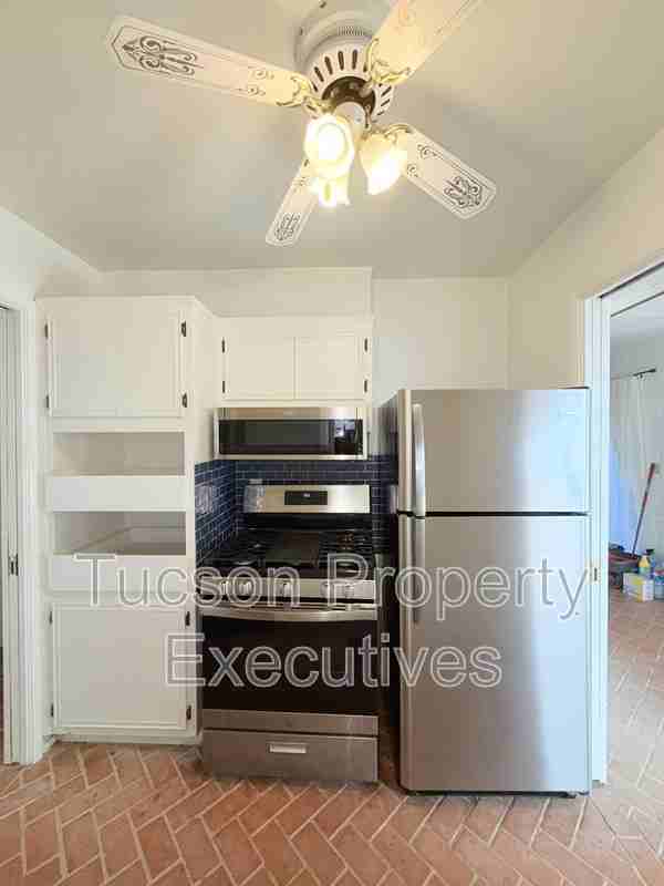629 W Las Lomitas Rd - Photo 2 of 19