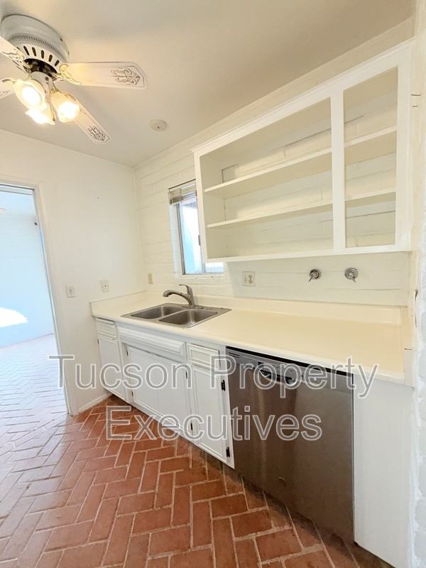 629 W Las Lomitas Rd - Photo 3 of 19