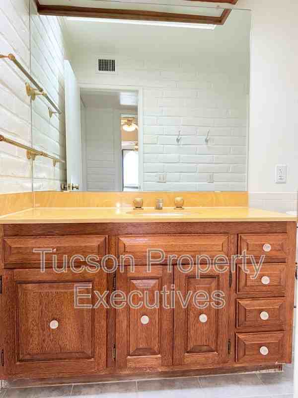 629 W Las Lomitas Rd - Photo 4 of 19