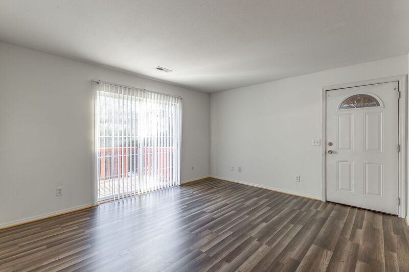 82 Eastwood Ct - Photo 4 of 20