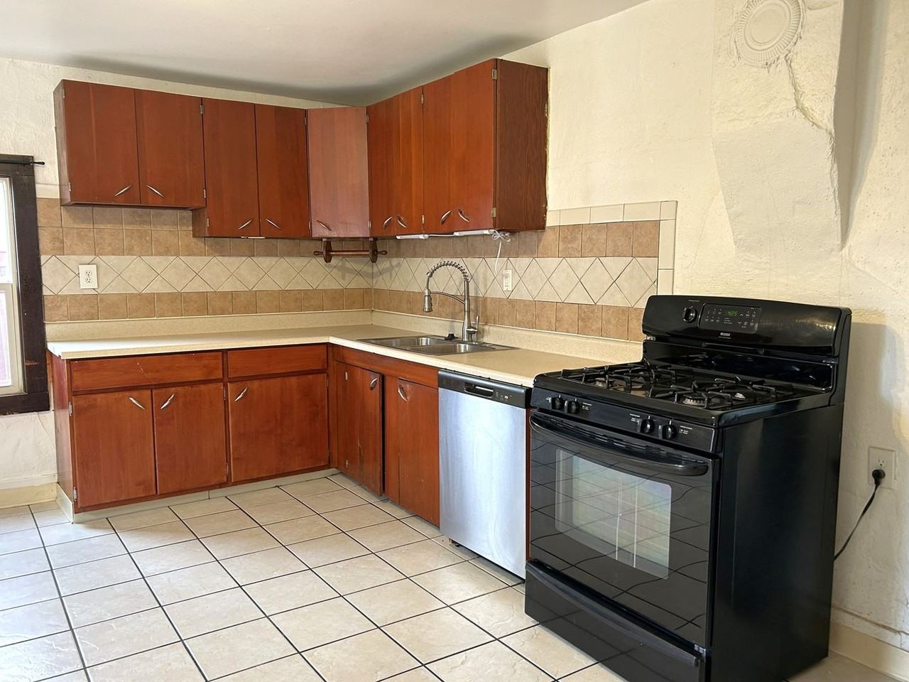 612 9th St - Photo 6 of 12