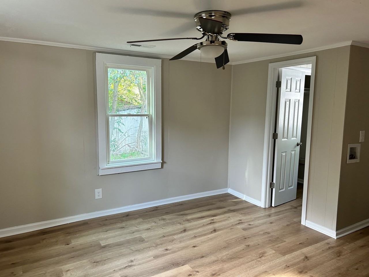 608 Cottage St - Photo 7 of 10