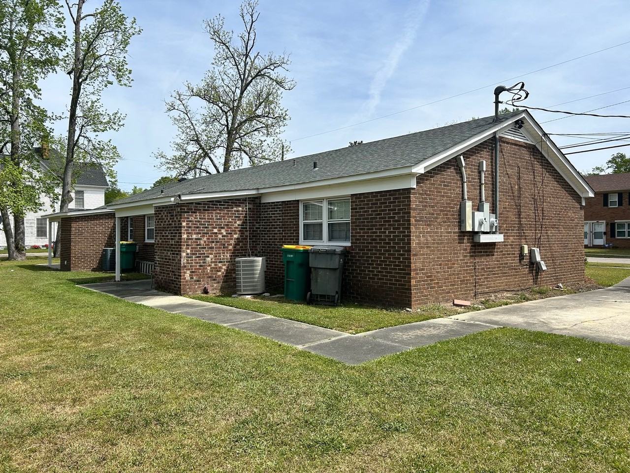 1323 N Chestnut St - Photo 2 of 8