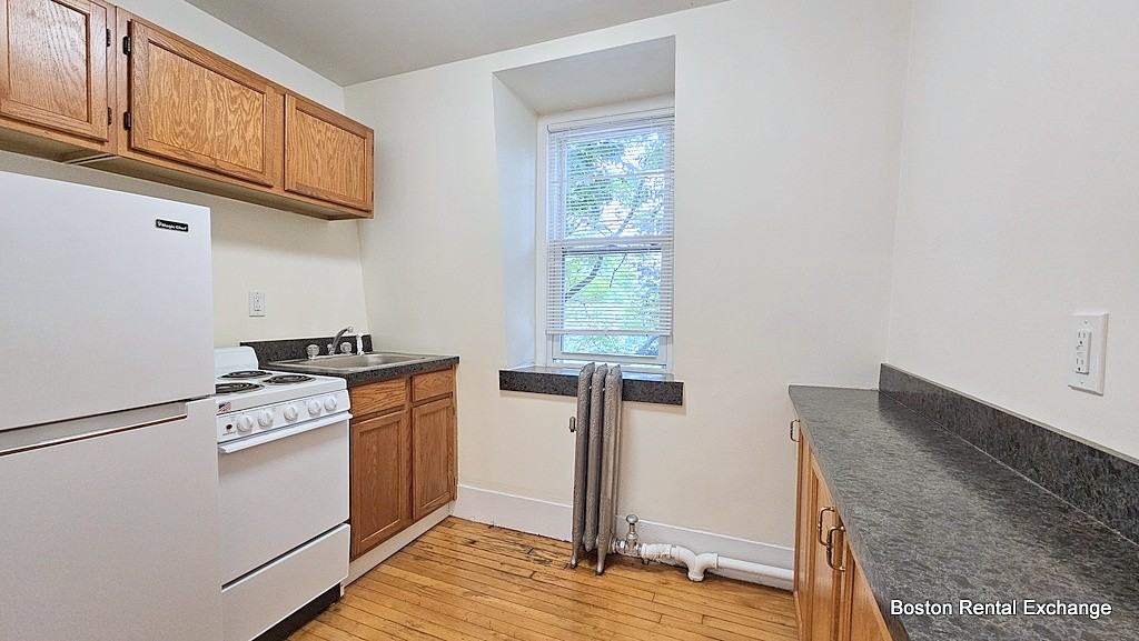 9 Moore St #2 - Photo 4 of 15