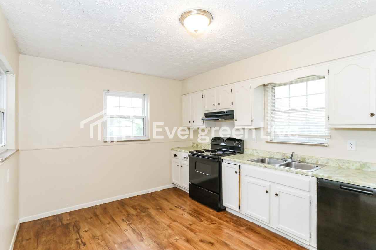 3005 Sheldon Ave - Photo 4 of 15