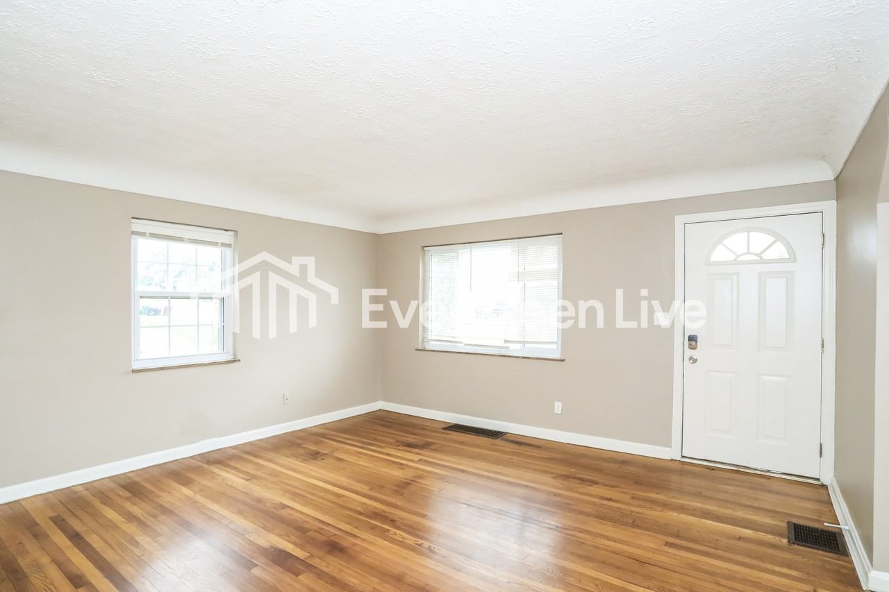 3005 Sheldon Ave - Photo 7 of 15