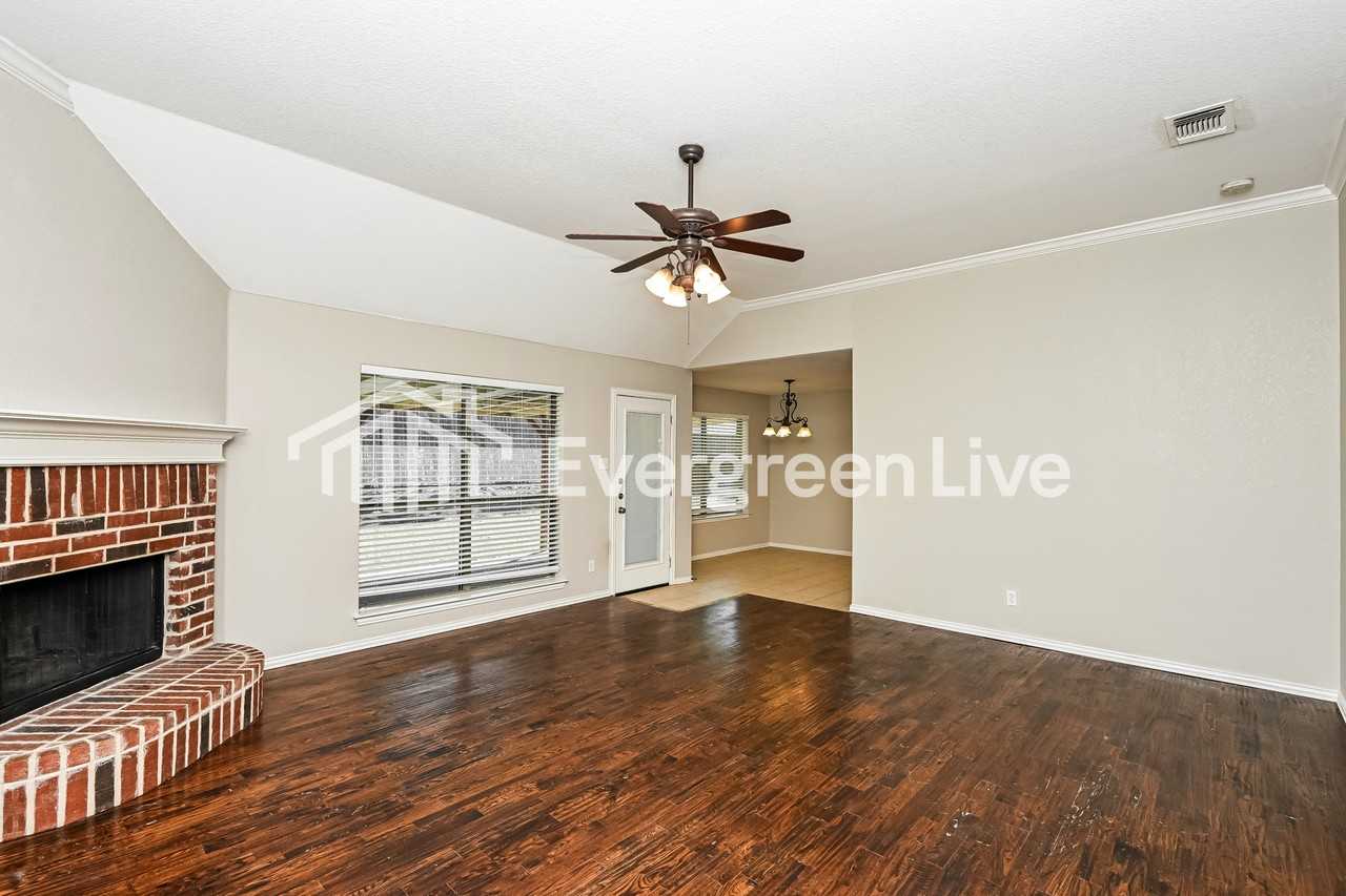 330 Carlisle Dr - Photo 3 of 15