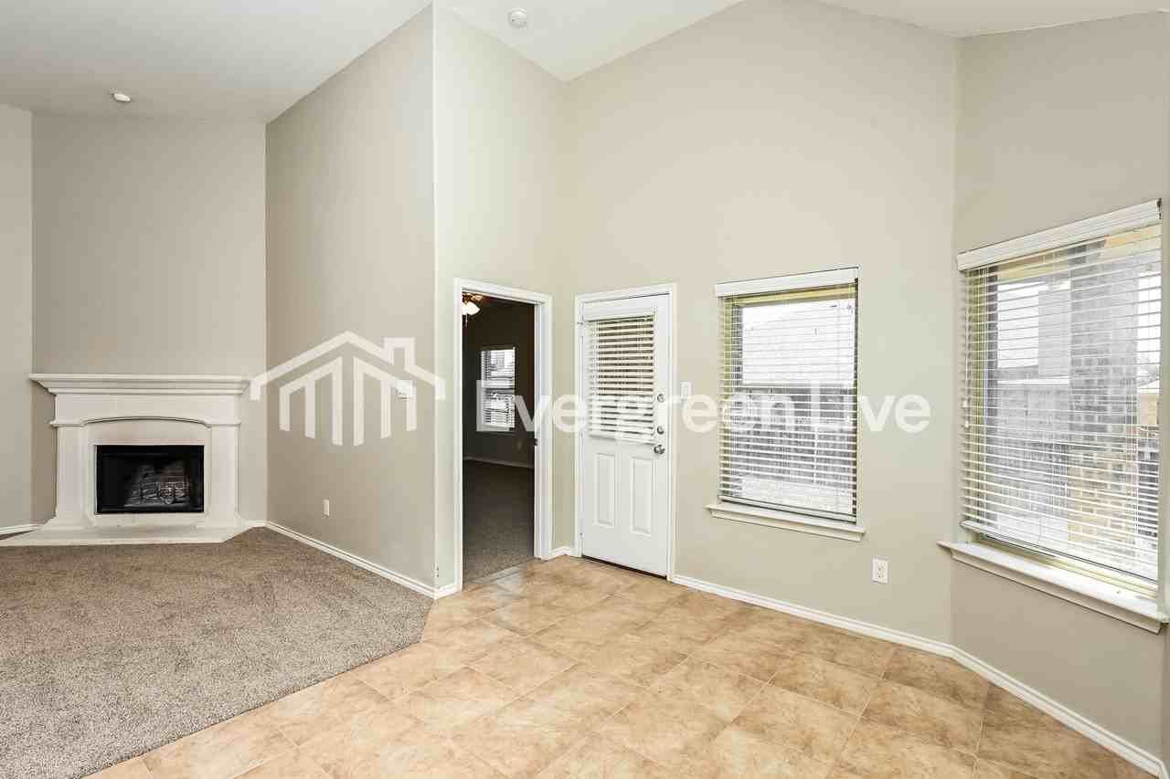 1224 Glen Ct - Photo 3 of 15