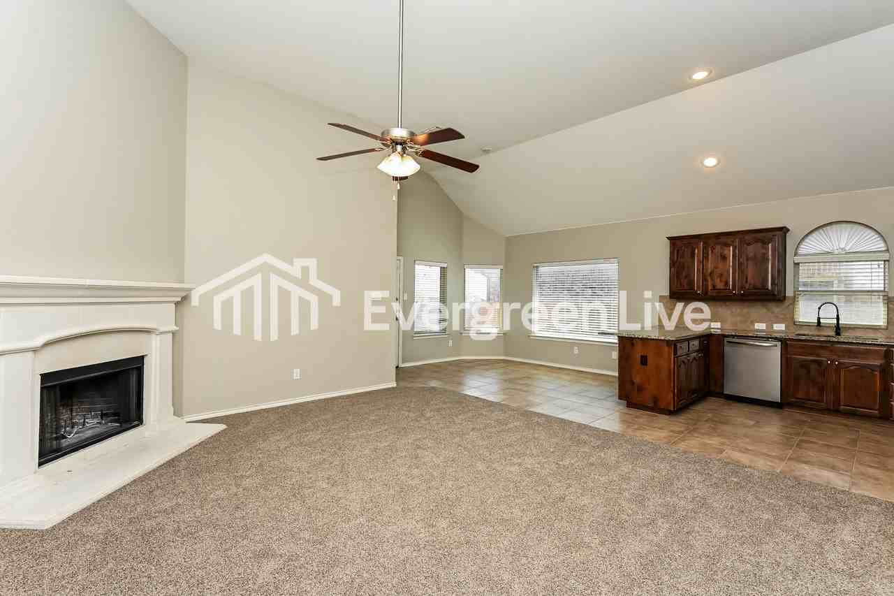 1224 Glen Ct - Photo 4 of 15