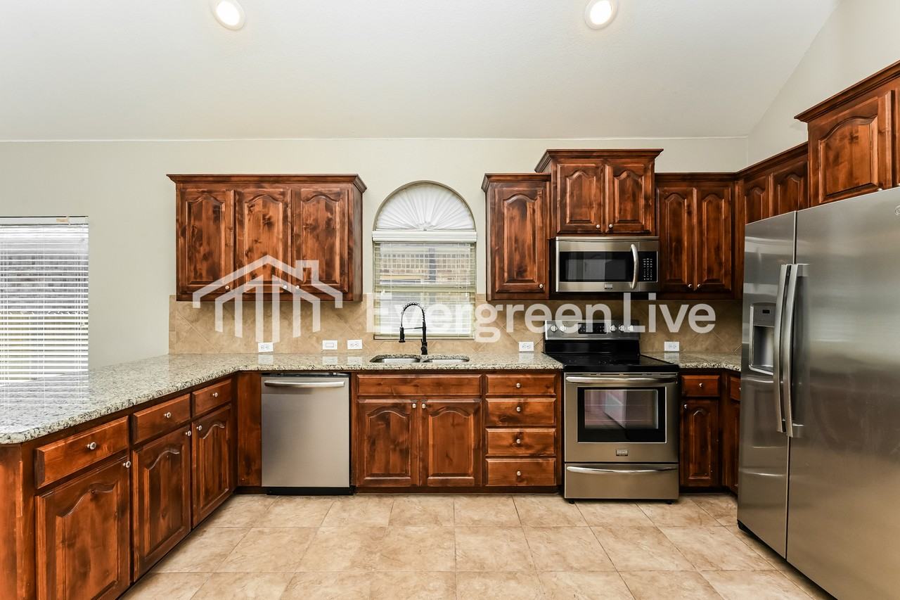 1224 Glen Ct - Photo 6 of 15