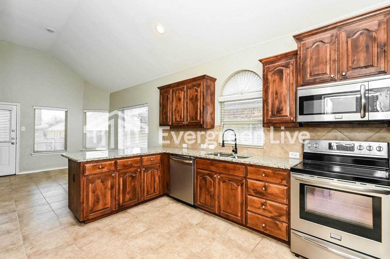 1224 Glen Ct - Photo 7 of 15