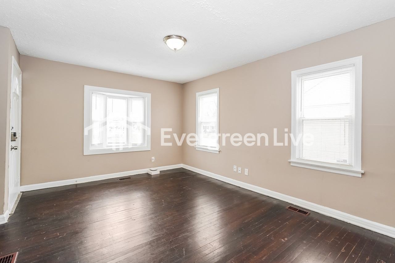 2272 Delavan Dr - Photo 3 of 15