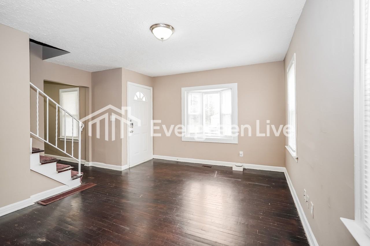 2272 Delavan Dr - Photo 4 of 15