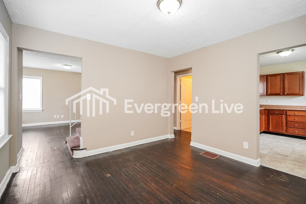 2272 Delavan Dr - Photo 5 of 15