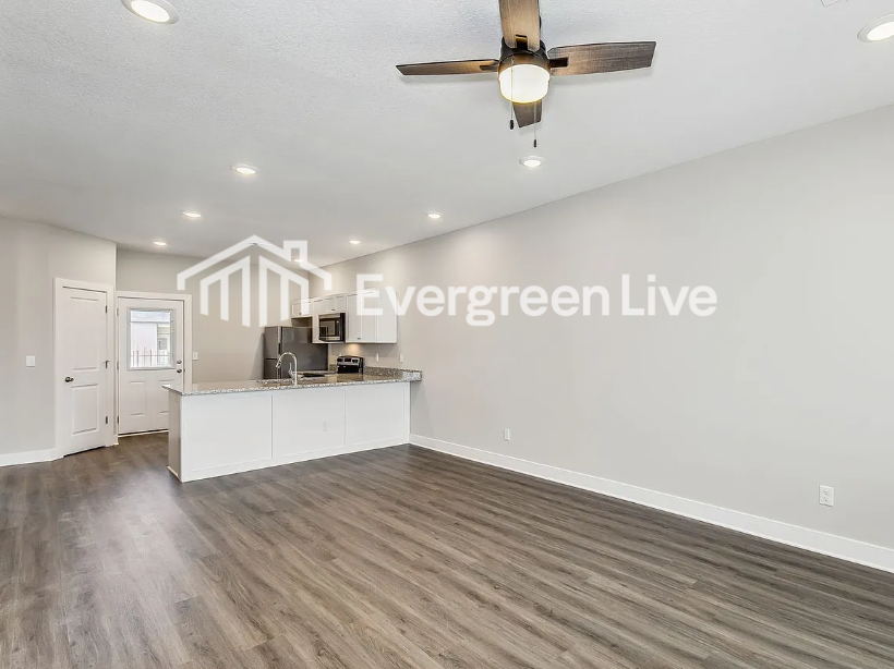 5245 N Cypress St - Photo 3 of 6