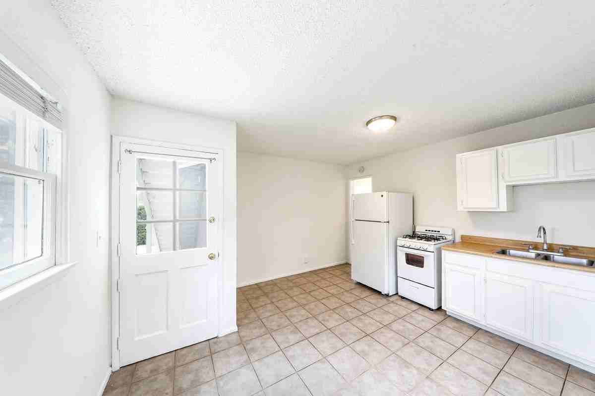 296 La Brea St - Photo 3 of 11