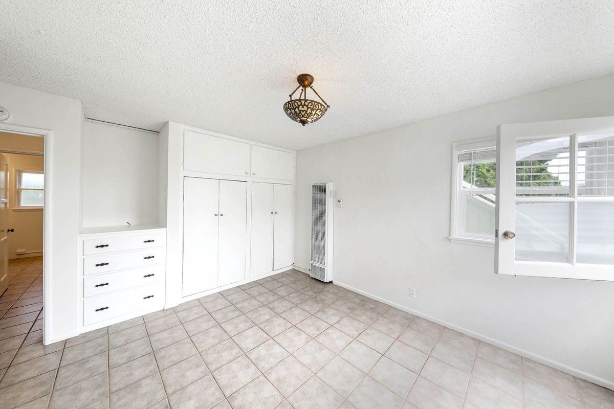 296 La Brea St - Photo 6 of 11