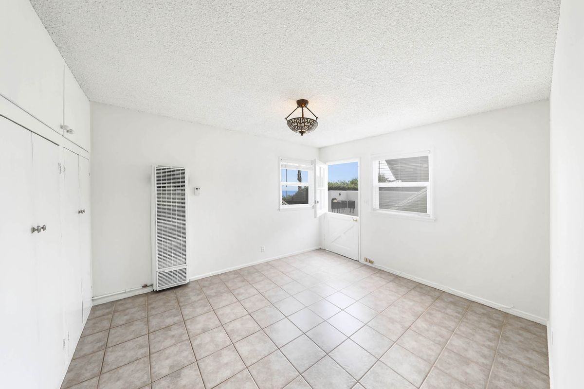 296 La Brea St - Photo 7 of 11