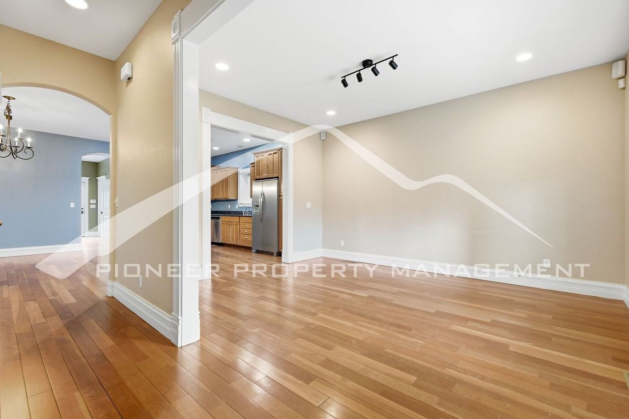 2426 Tremont Pl - Photo 3 of 24