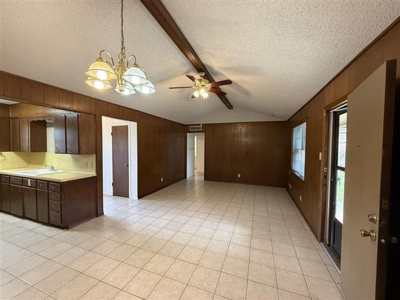 1905 Meadowbrook Dr - Photo 3 of 13