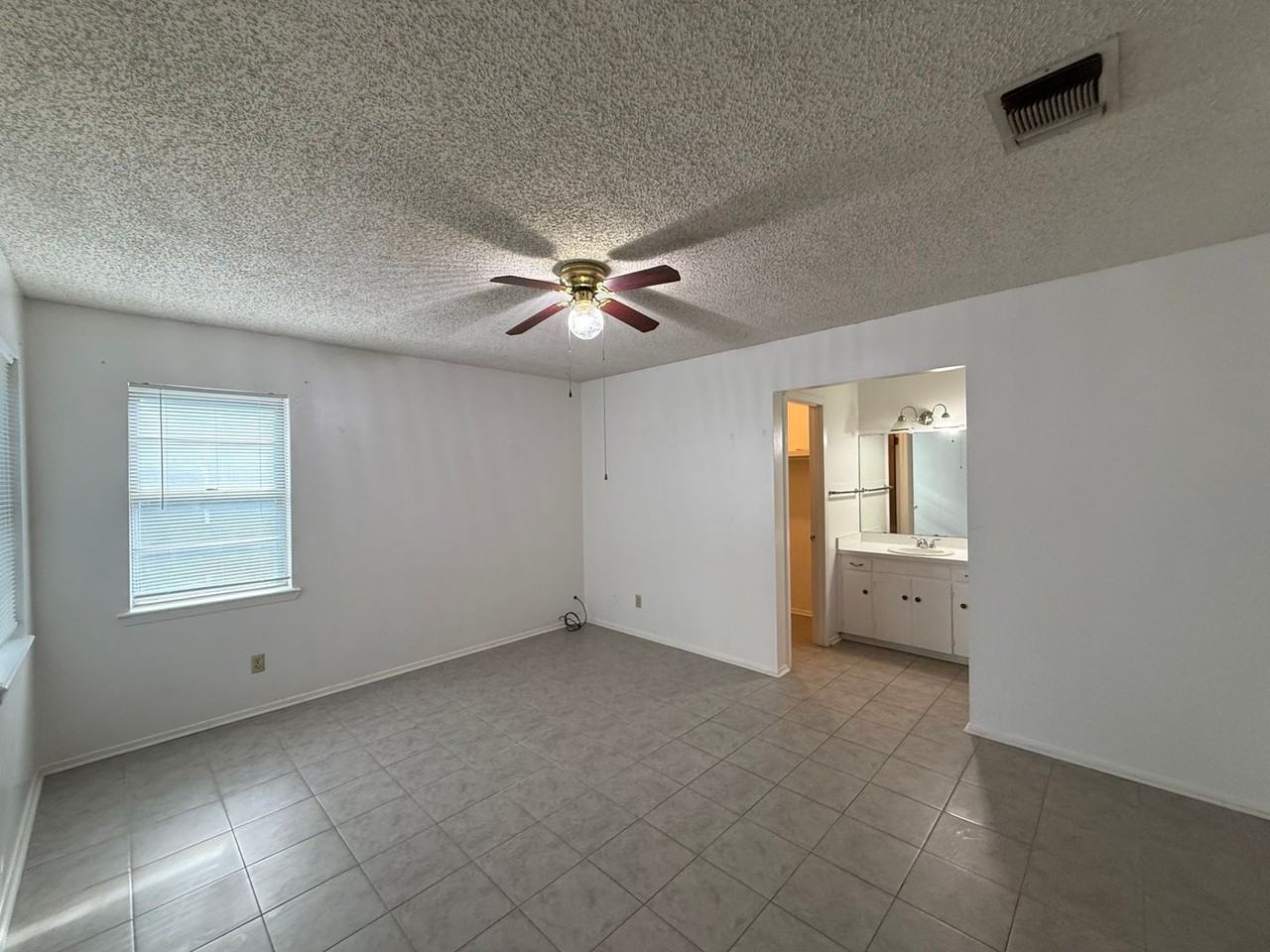 1905 Meadowbrook Dr - Photo 6 of 13