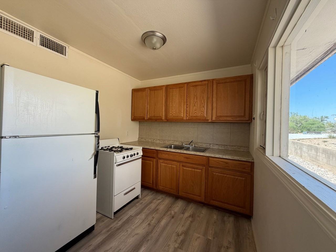 609 W 11th St - Photo 5 of 7