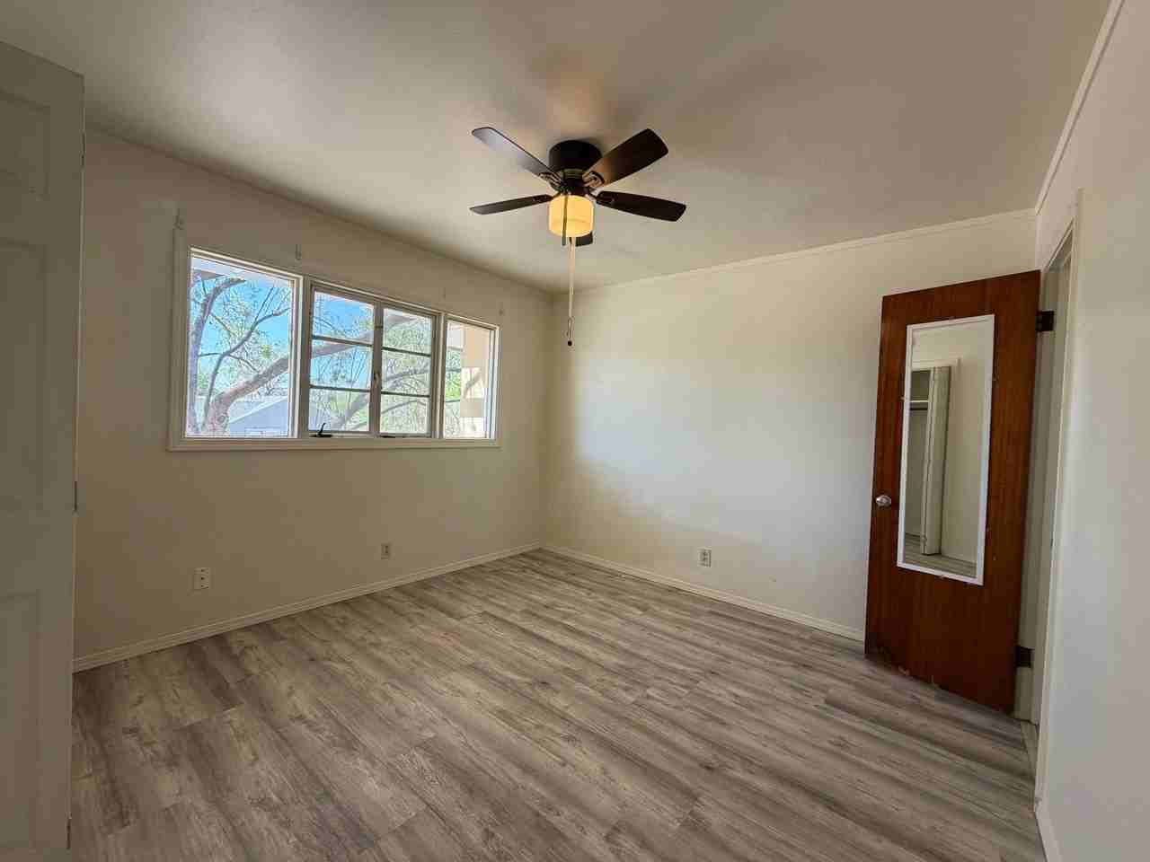 609 W 11th St - Photo 6 of 7