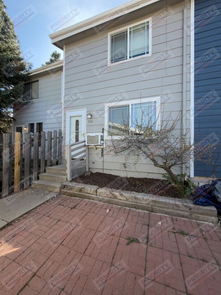 7104 Robin Dr - Photo 2 of 11