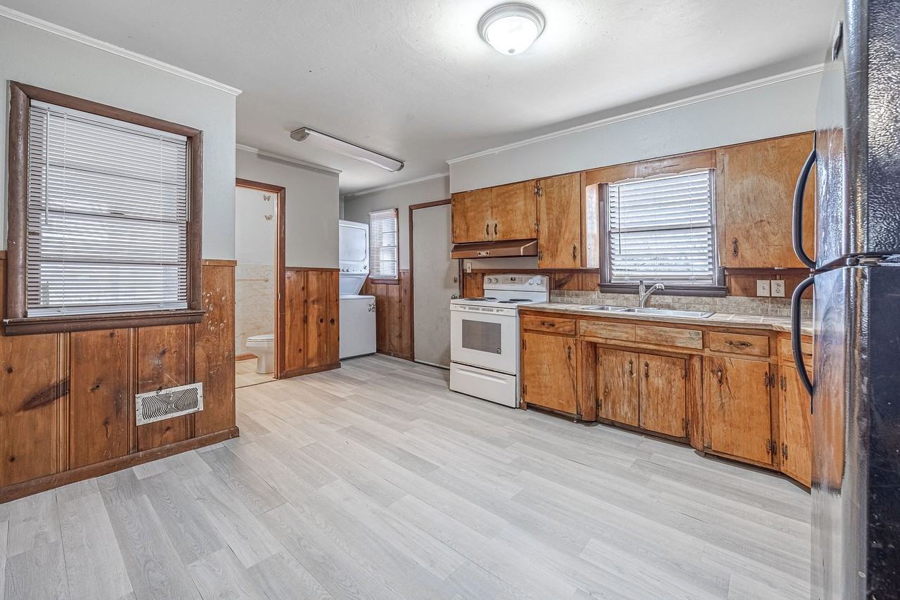 1816 Greenwood St - Photo 3 of 6