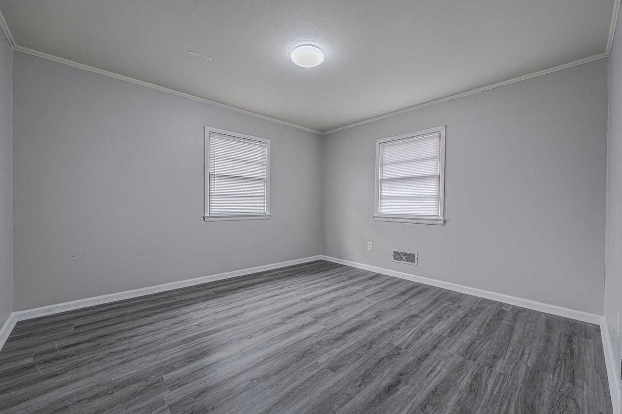 1816 Greenwood St - Photo 5 of 6