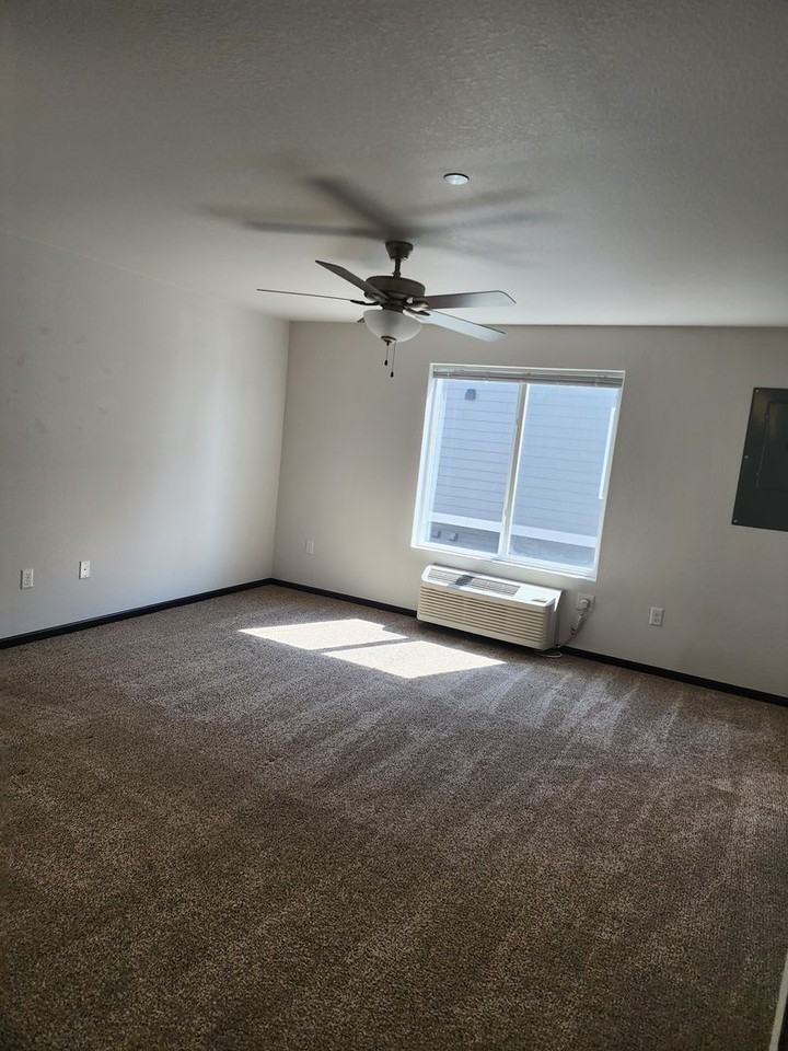 877 Tower Rd - Photo 5 of 33