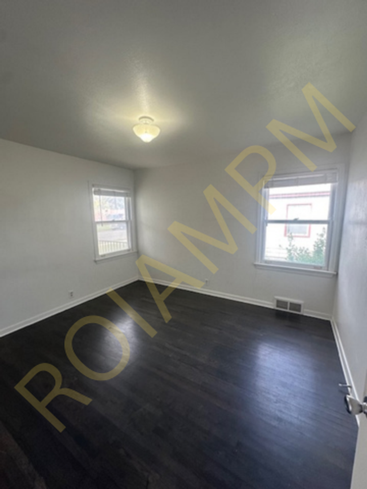 1555 Heyburn Ave E - Photo 4 of 9