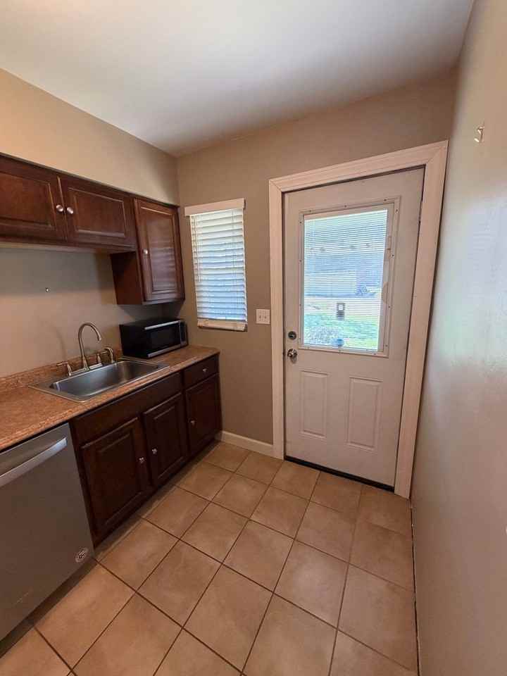 713 S Broadleigh Rd - Photo 7 of 14