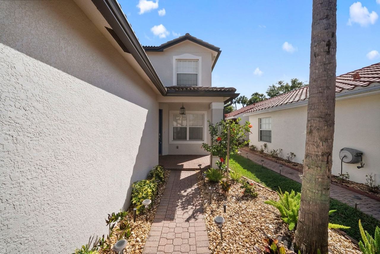 11133 Peace Lilly Way - Photo 3 of 30