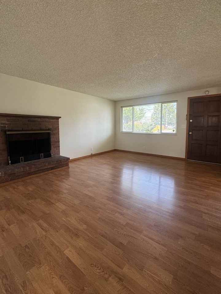 1106 Clinton Dr - Photo 5 of 21