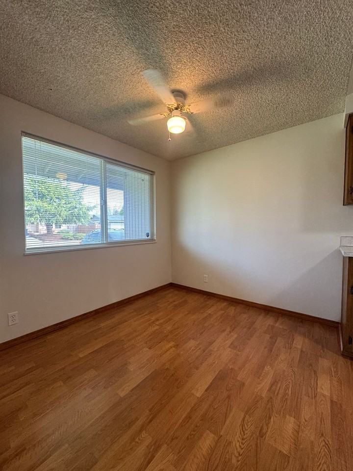 1106 Clinton Dr - Photo 6 of 21