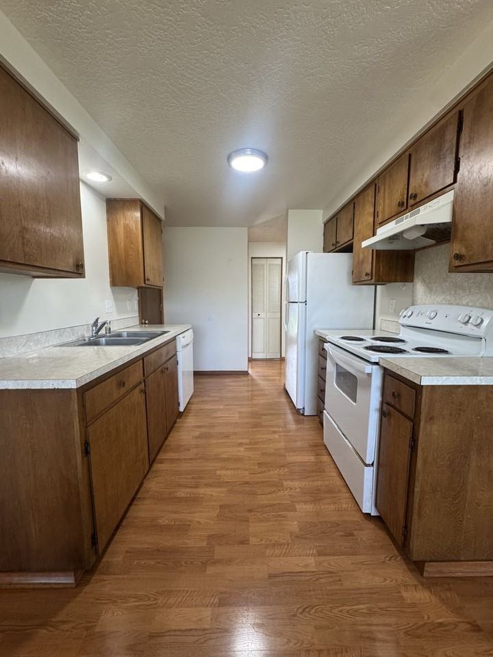 1106 Clinton Dr - Photo 7 of 21