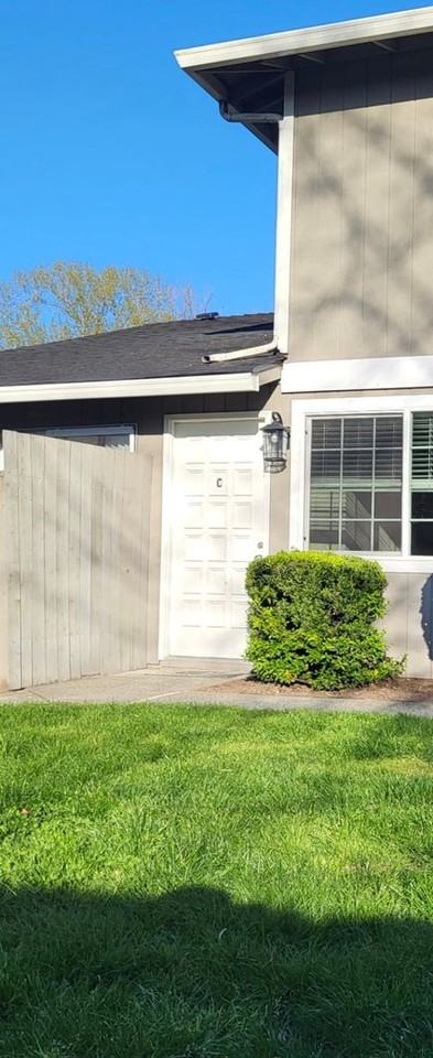 newly updated 2 bed 1 bath apartment in North Auburn $1775 - Photo 2 of 14