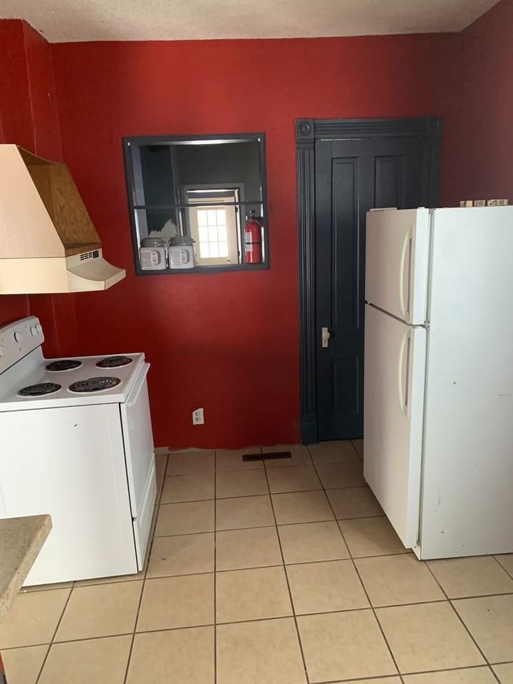 1304 Clay St - Photo 4 of 14