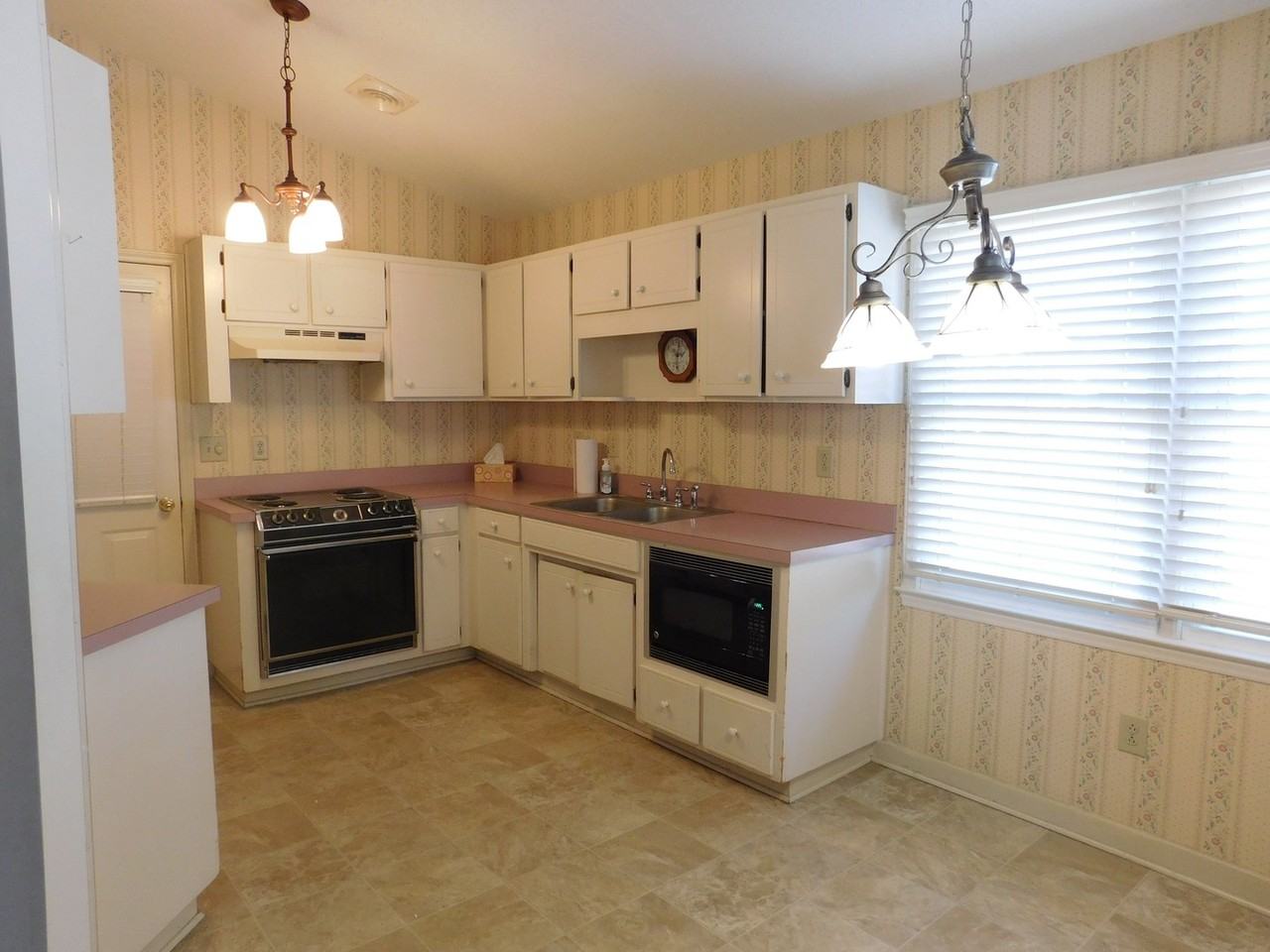 2801 Currituck Ct - Photo 5 of 15