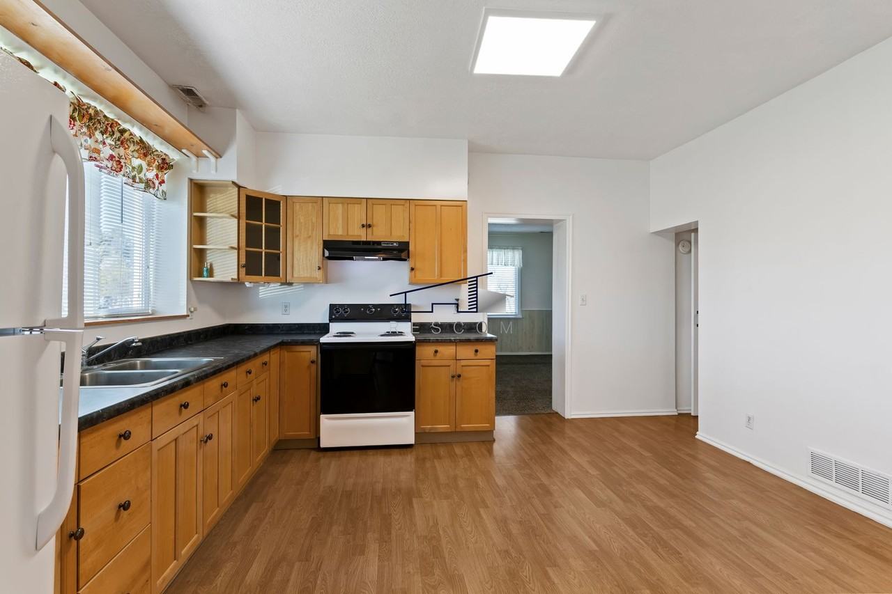 1608 S 4700 W - Photo 4 of 23