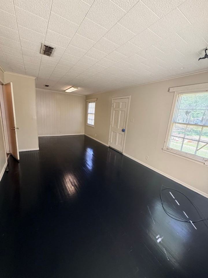 2723 Meadow Ave - Photo 2 of 10