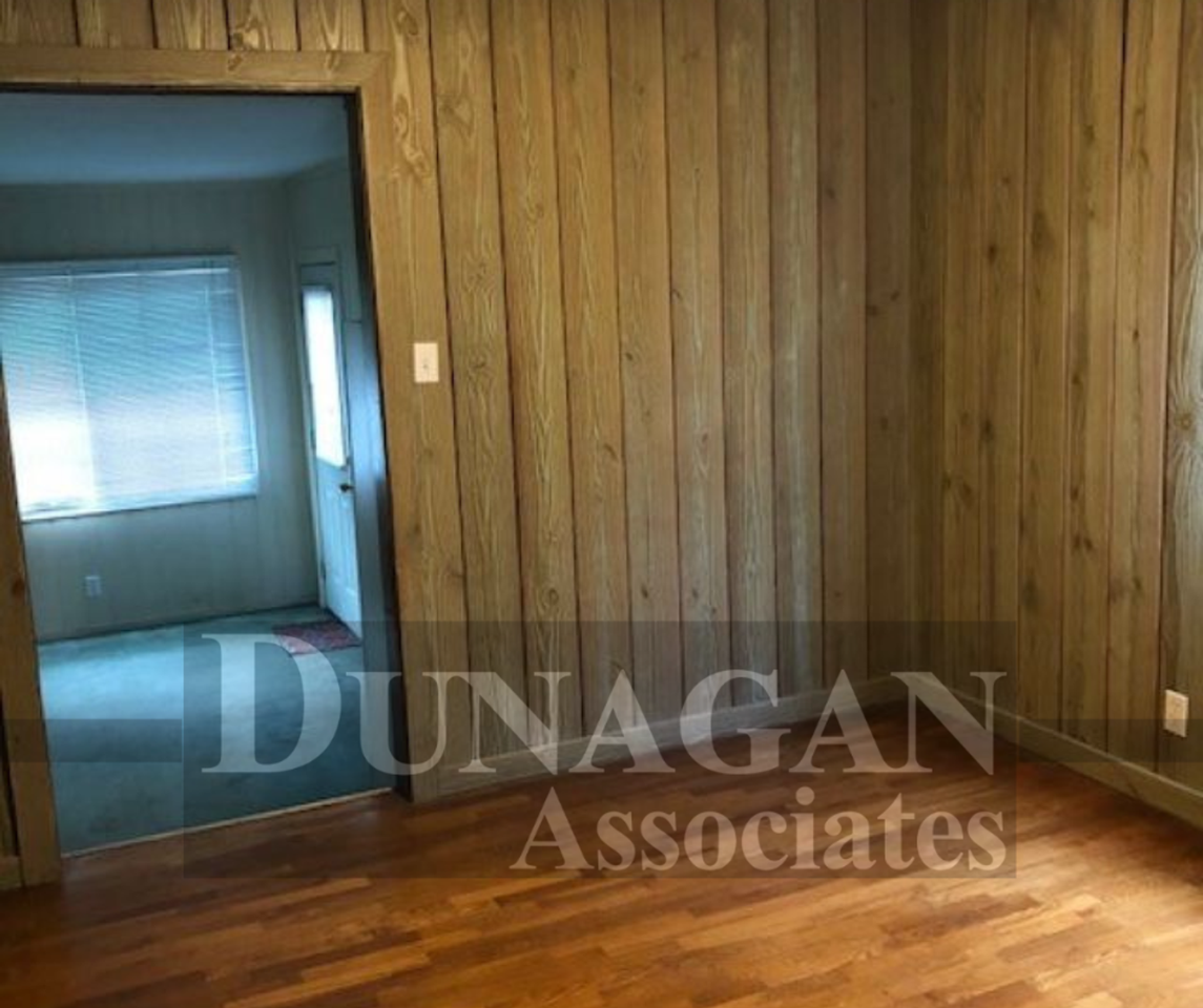 302 N Lake St - Photo 2 of 5