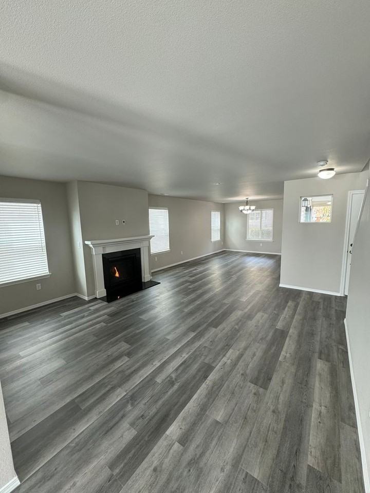 1163 Swan Loop - Photo 3 of 22