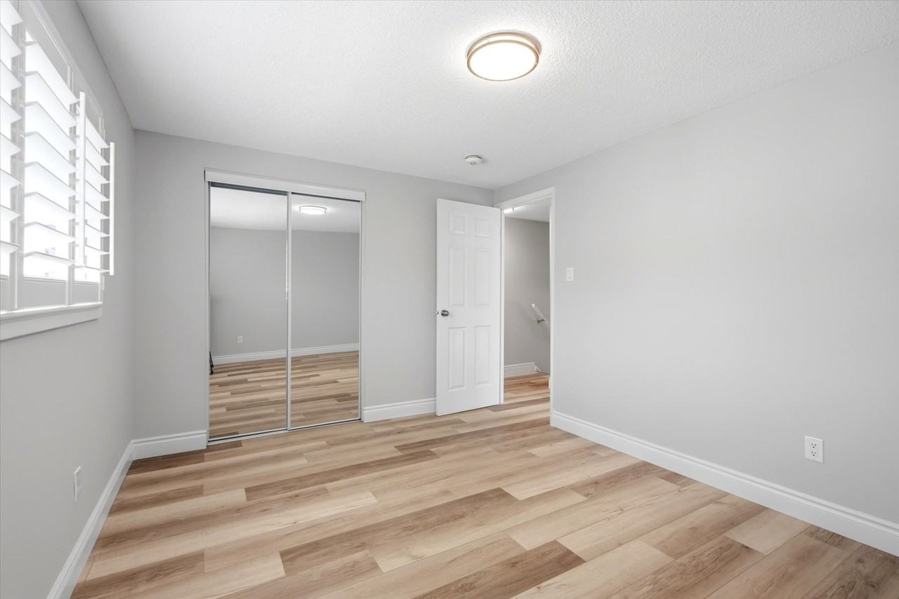 562 Greenhill Ave - Photo 6 of 16