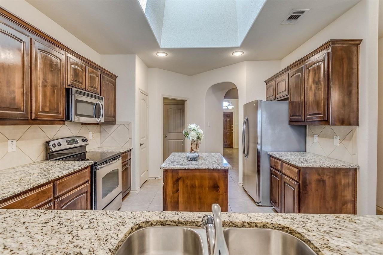 3128 Buckthorn Ln - Photo 7 of 27