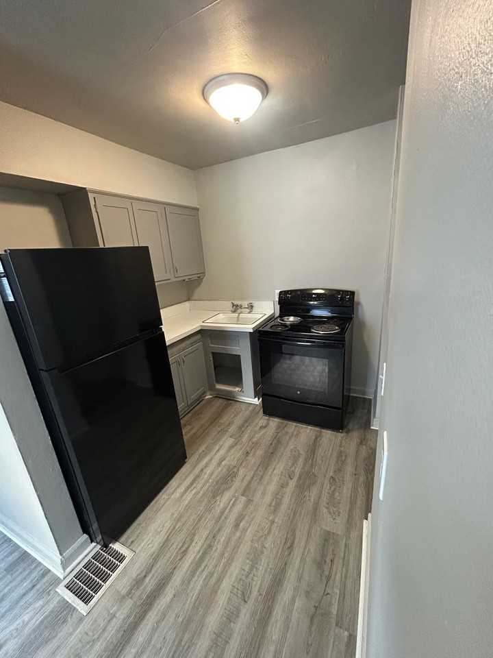 841 Stanley Ave - Photo 4 of 7