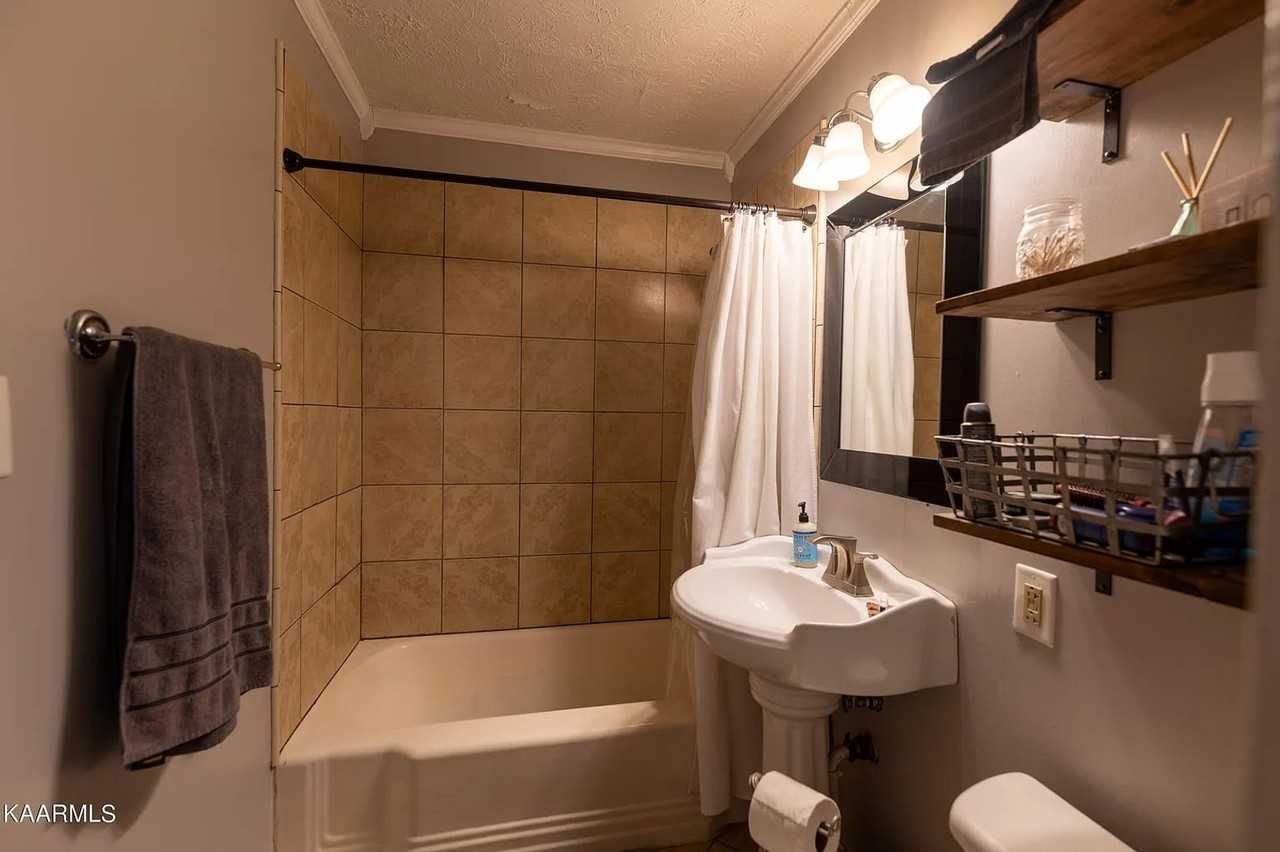 1133 Fair Dr - Photo 2 of 38