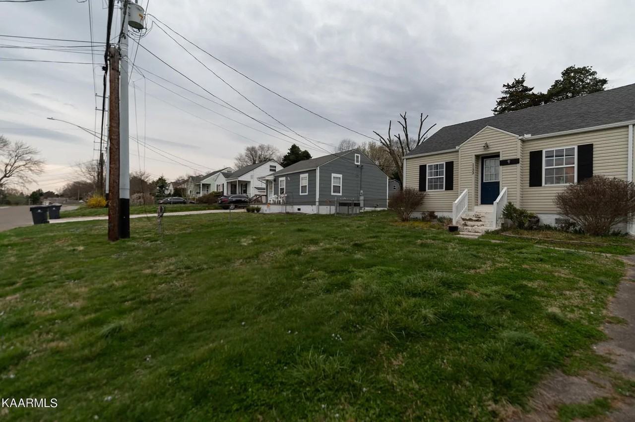 1133 Fair Dr - Photo 4 of 38