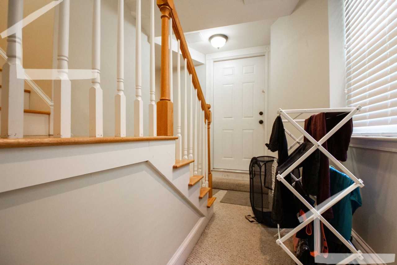 85 Surrey St - Photo 3 of 8